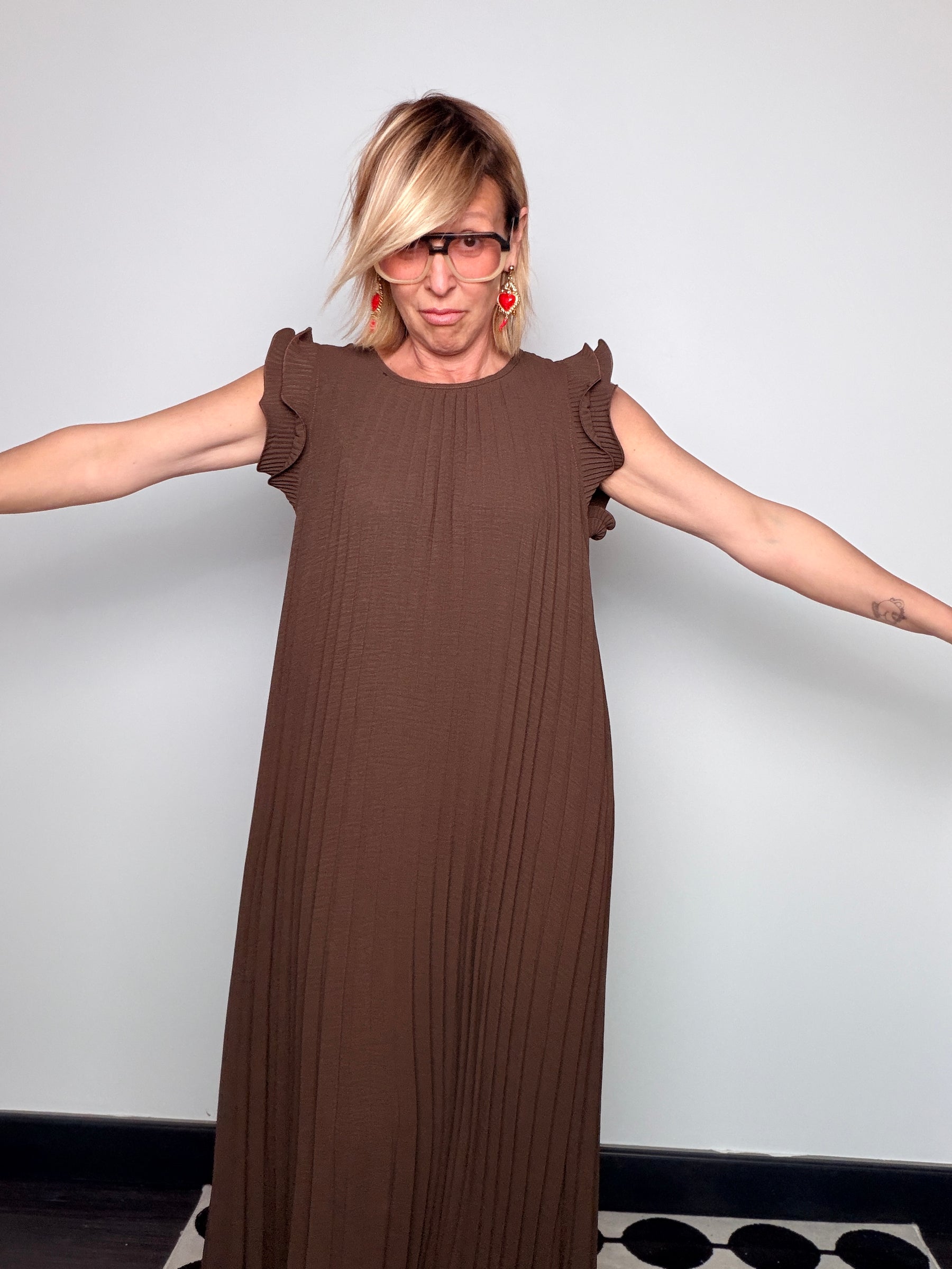 Abito Maxi Plissé – Maniche a Farfalla e Silhouette a Trapezio