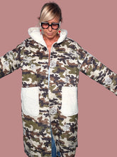 Parka reversibile double face camouflage rose - vista frontale braccia aperte cappuccio sherpa bianco sul collo