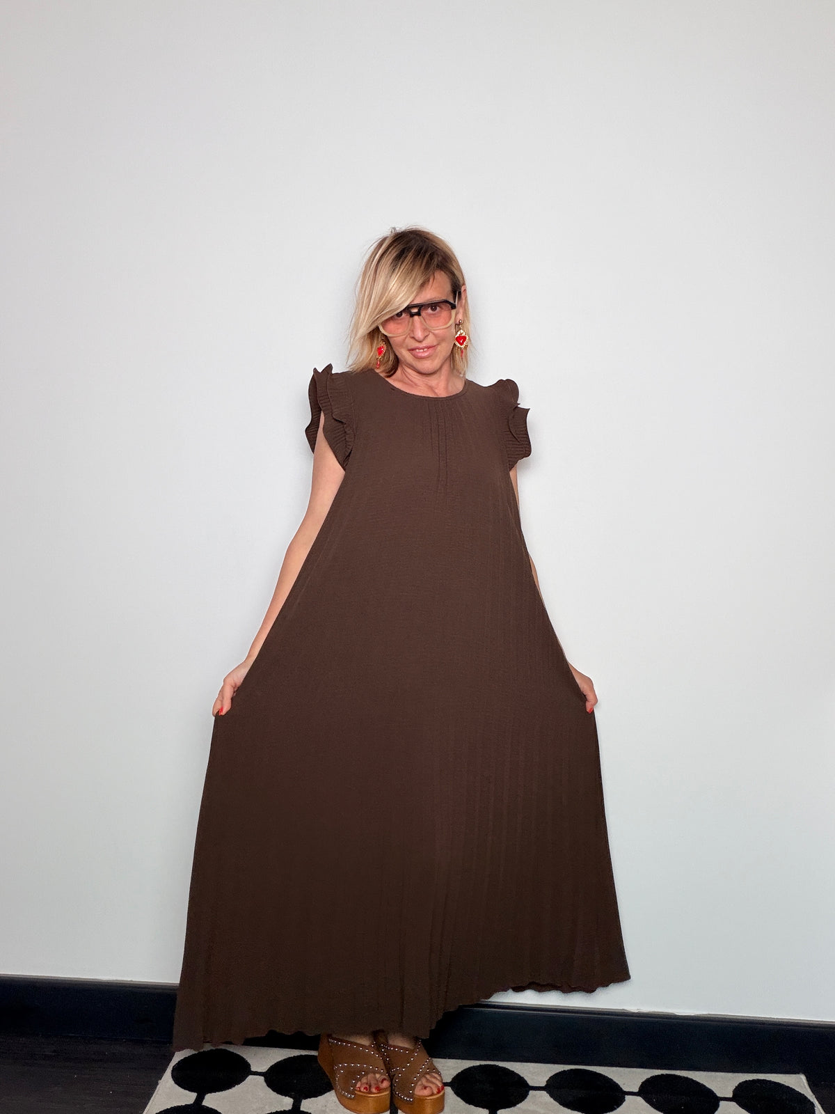 Abito Maxi Plissé – Maniche a Farfalla e Silhouette a Trapezio