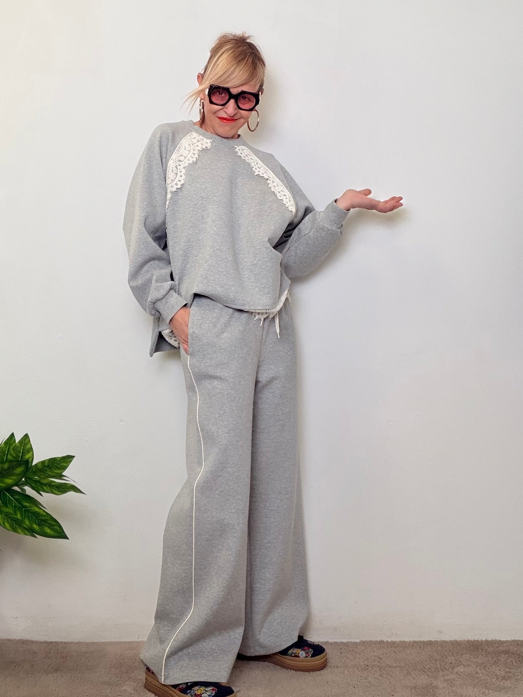 Felpa Over con Inserto in Pizzo “Cozy Romance”