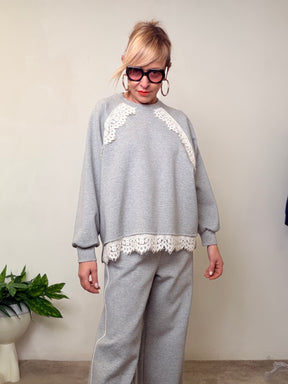 Felpa Over con Inserto in Pizzo “Cozy Romance”