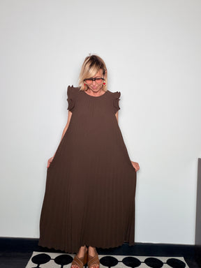 Abito Maxi Plissé – Maniche a Farfalla e Silhouette a Trapezio