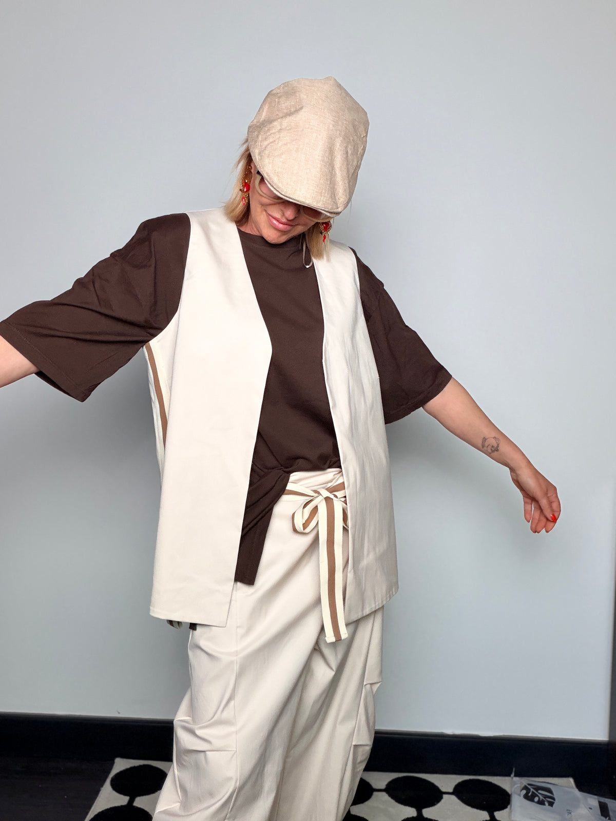 Gilet Lungo in Cotone con Bande Laterali a Righe e Laccetto in Vita
