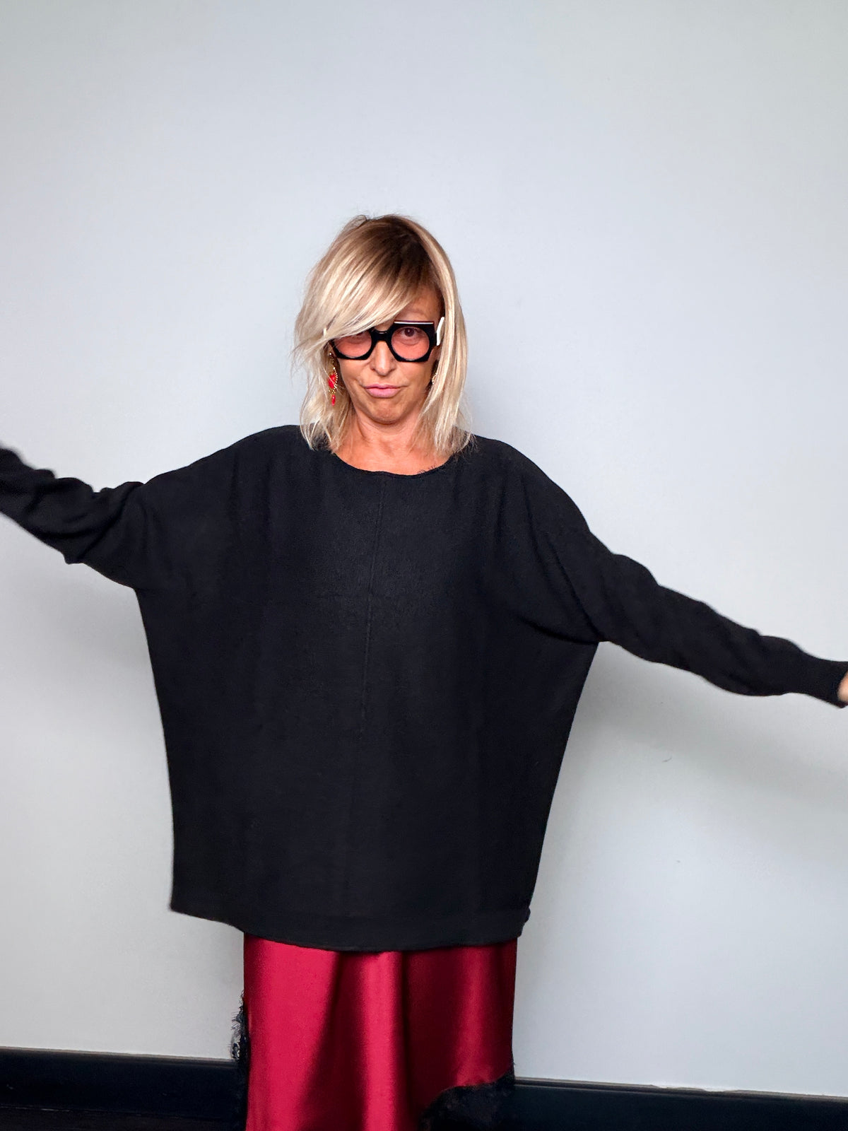 Maglia Over con Maniche a Pipistrello e Spacchi Laterali – Nera