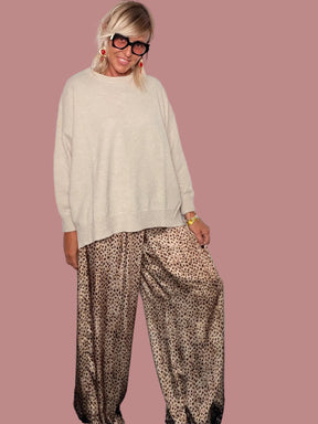 Pantalone Animalier con Fondo Decorativo