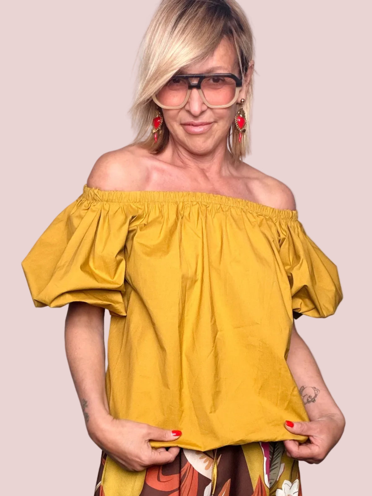 Camicia Off-Shoulder Ocra – Maniche a Palloncino