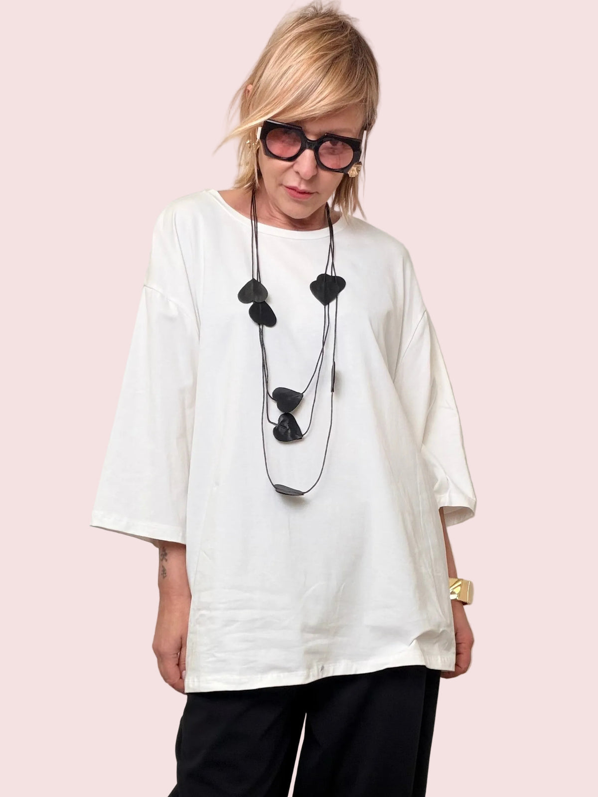 T-shirt Over con Collana – Minimal… ma con carattere 🖤