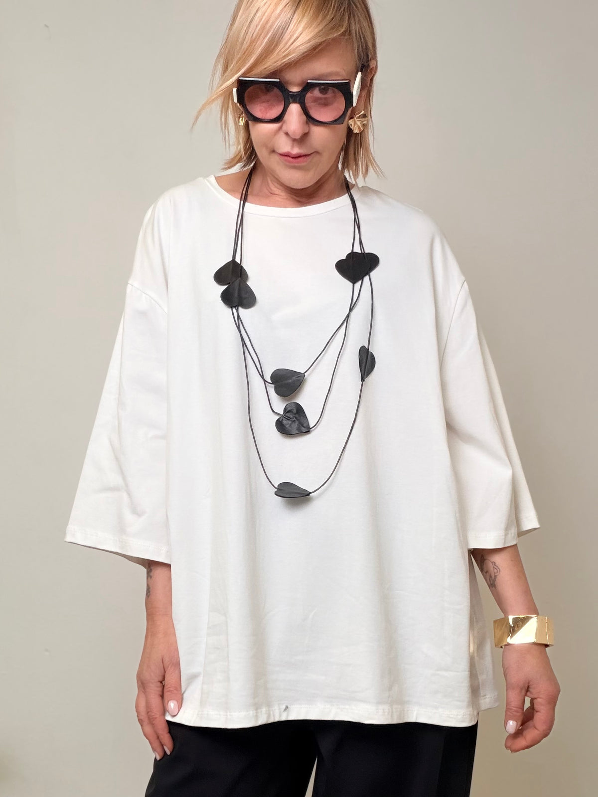 T-shirt Over con Collana – Minimal… ma con carattere 🖤