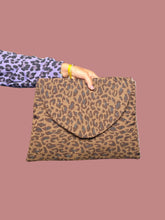 Maxi pochette animalier con catena