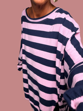 Maglia da donna a righe rosa e blu navy, dettaglio