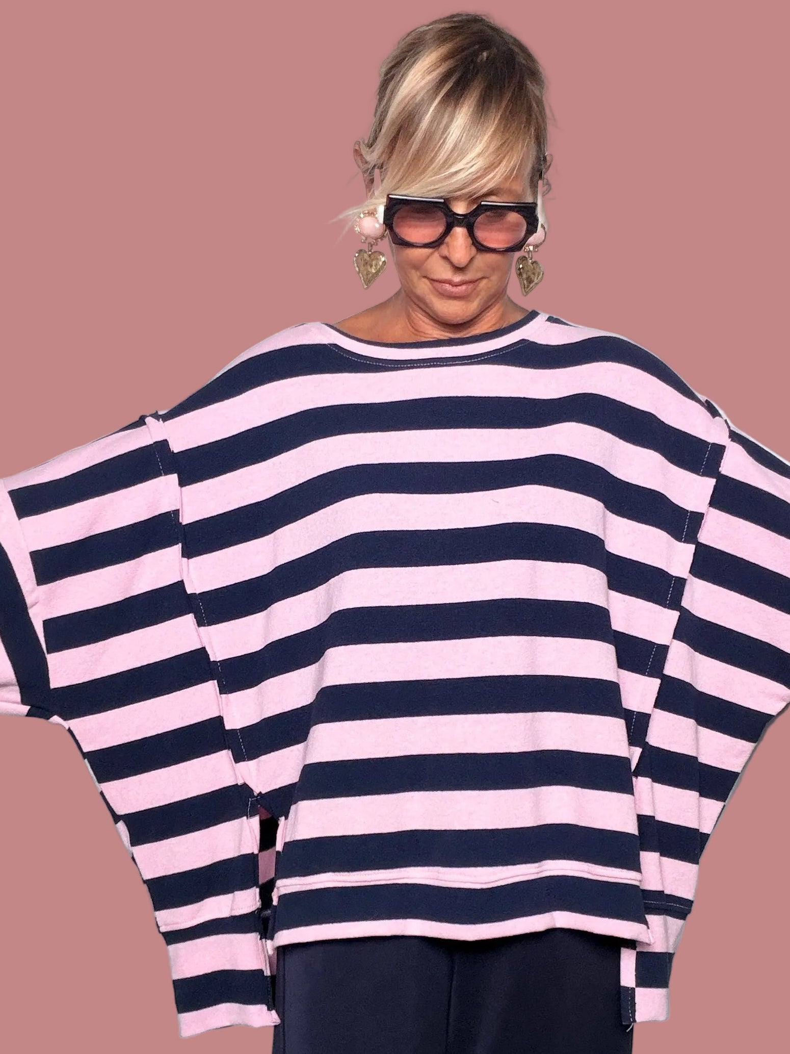 Maglia da donna Female a righe rosa e blu navy indossata