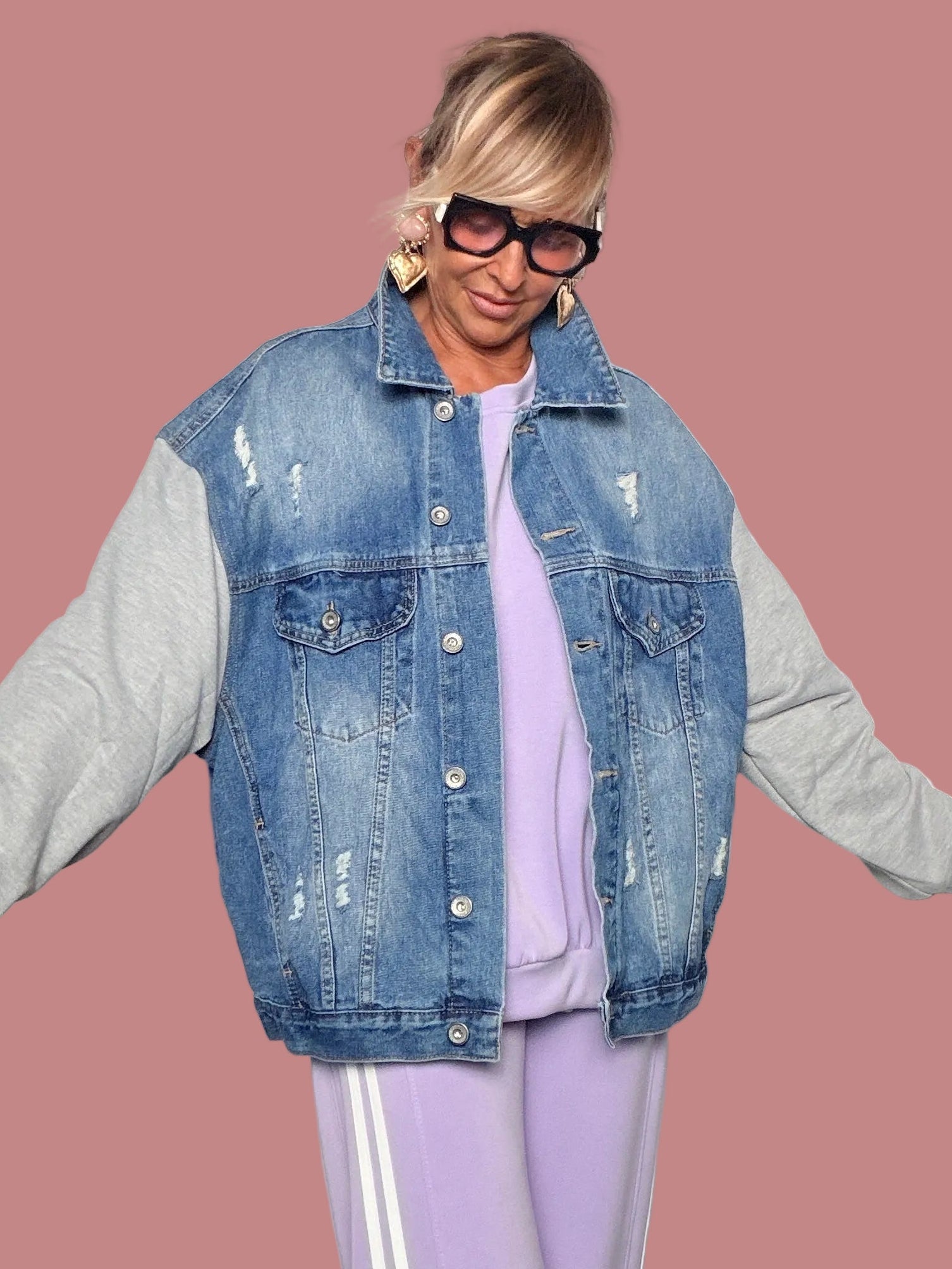 Dettaglio della giacca Female in denim effetto vissuto e maniche grigie