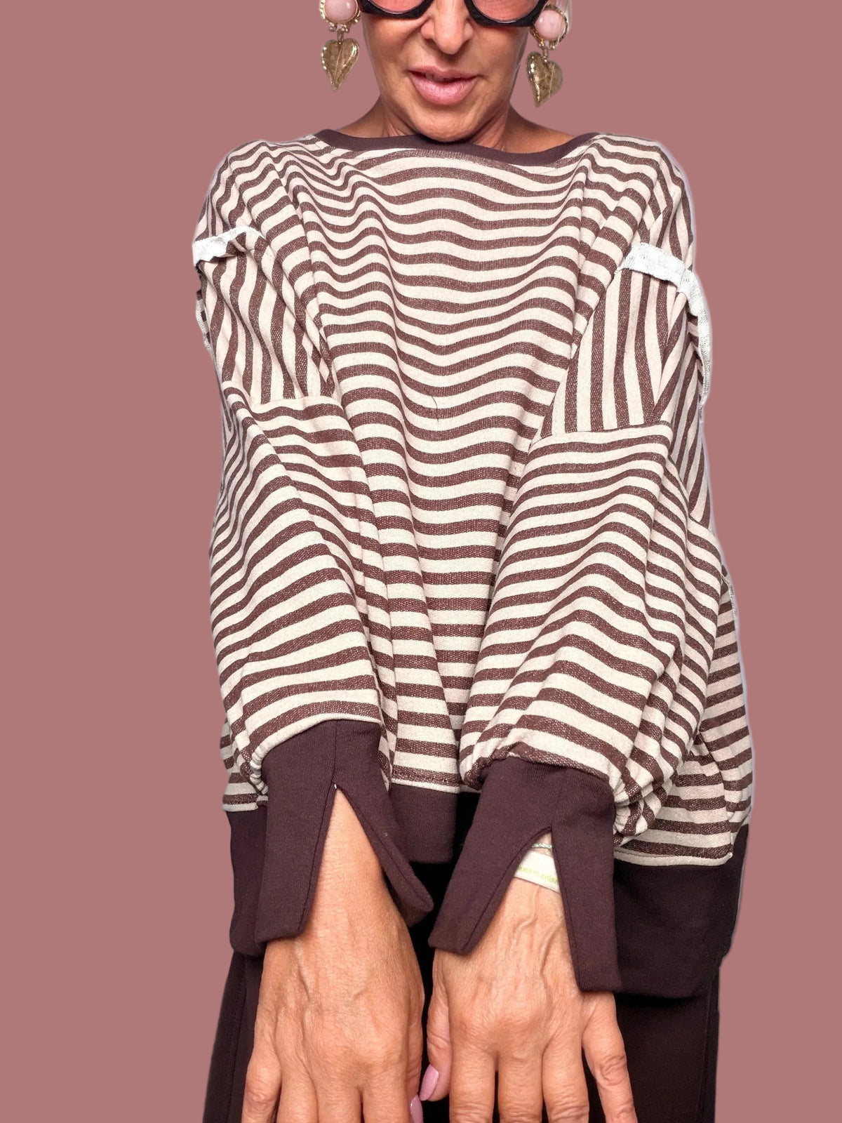 Felpa a Righe Marrone e Beige con Dettagli a Contrasto