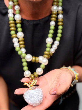 Collana lunga multistrato con maxi medaglione
