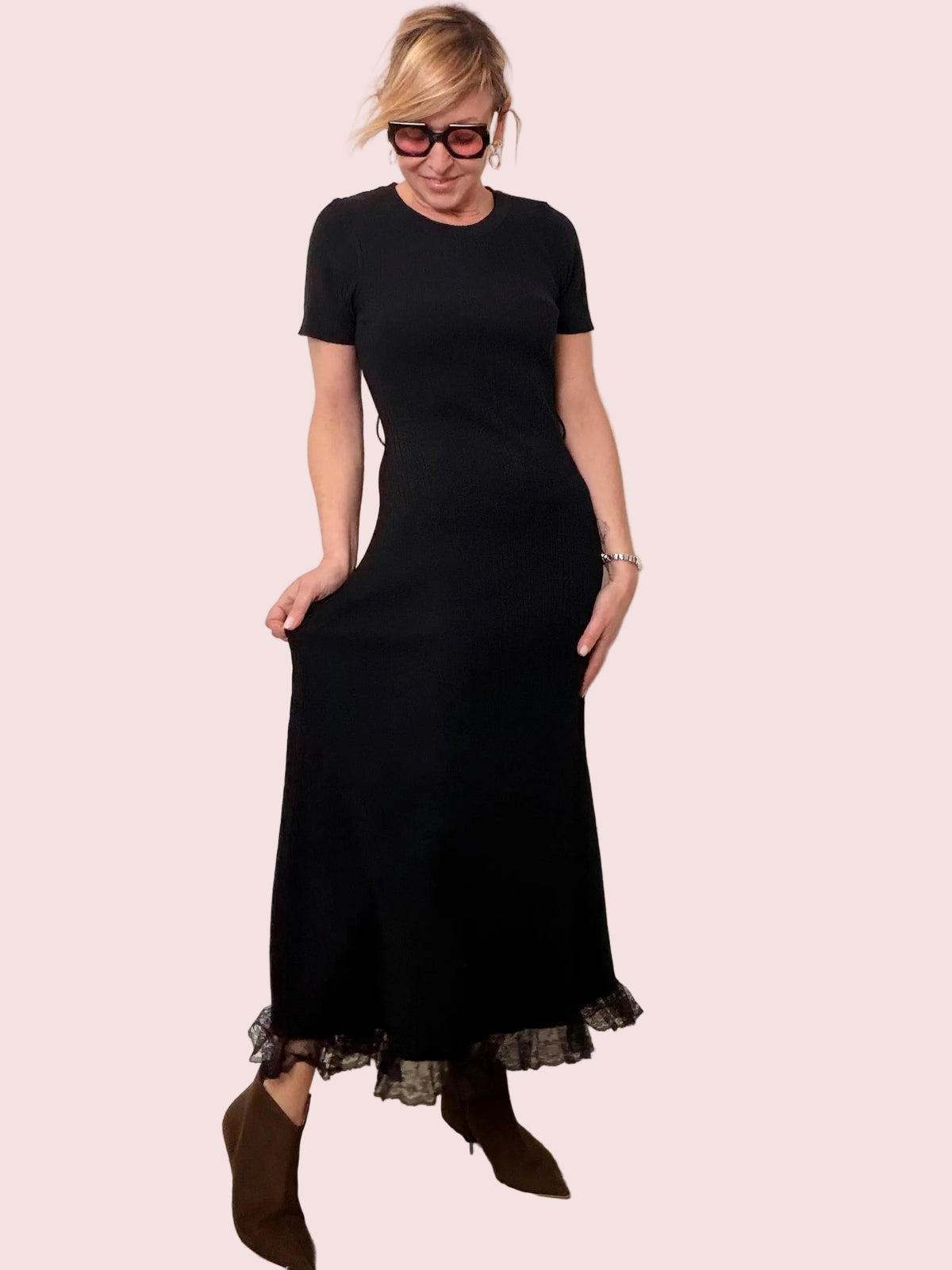 Abito T-Shirt Chic con Dettaglio in Pizzo