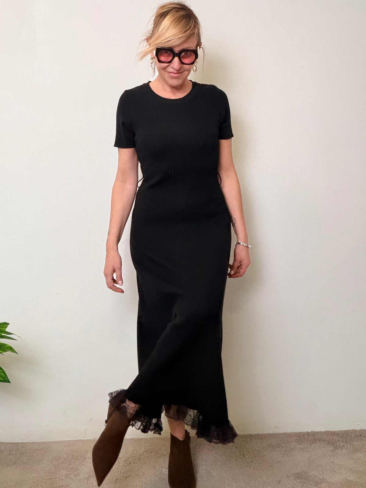 Abito T-Shirt Chic con Dettaglio in Pizzo