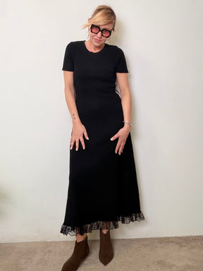 Abito T-Shirt Chic con Dettaglio in Pizzo