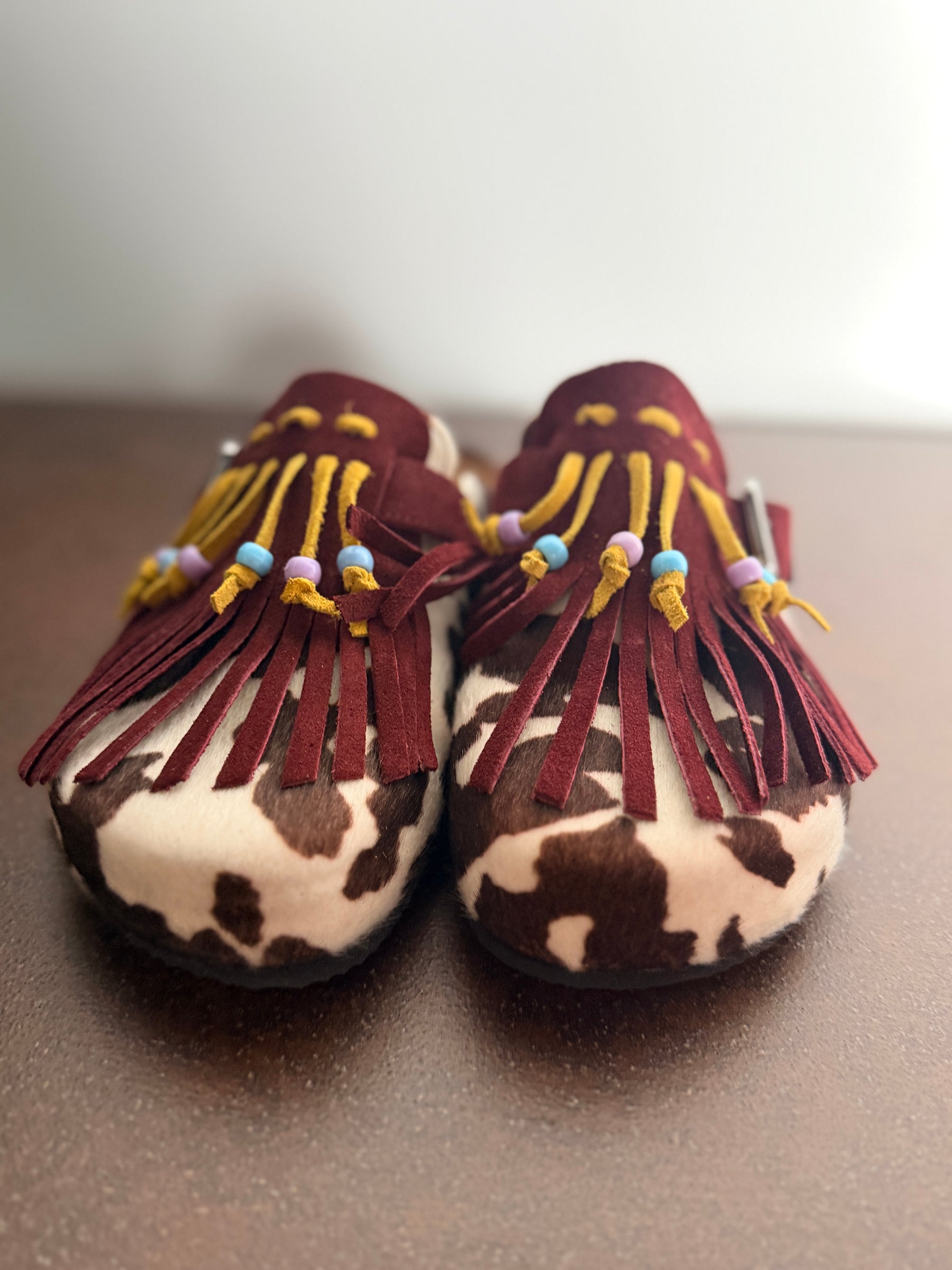 Sabot Cow Print con Frange e Perline