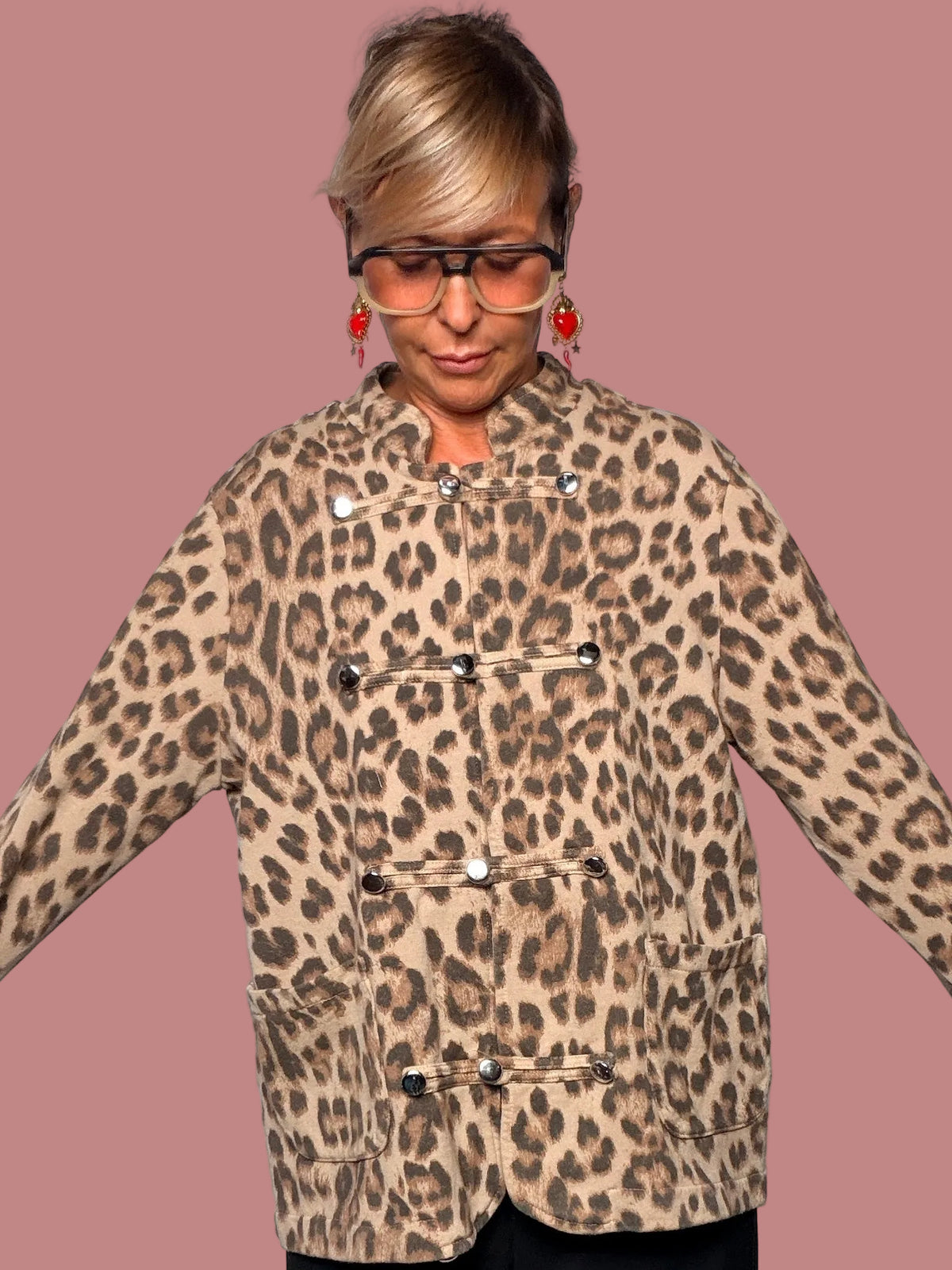 Giacca garzata animalier con alamari metallici