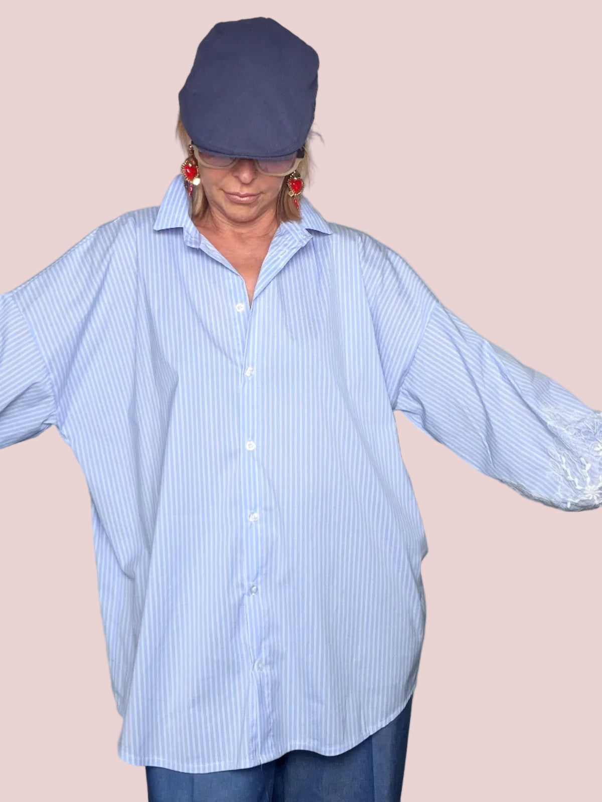 Camicia Oversize a Righe Azzurre con Polsini in Pizzo Floreale