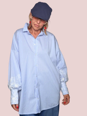 Camicia Oversize a Righe Azzurre con Polsini in Pizzo Floreale