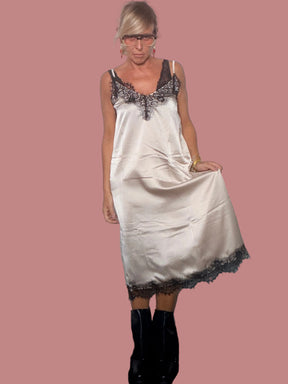 Abito sottoveste in raso con pizzo