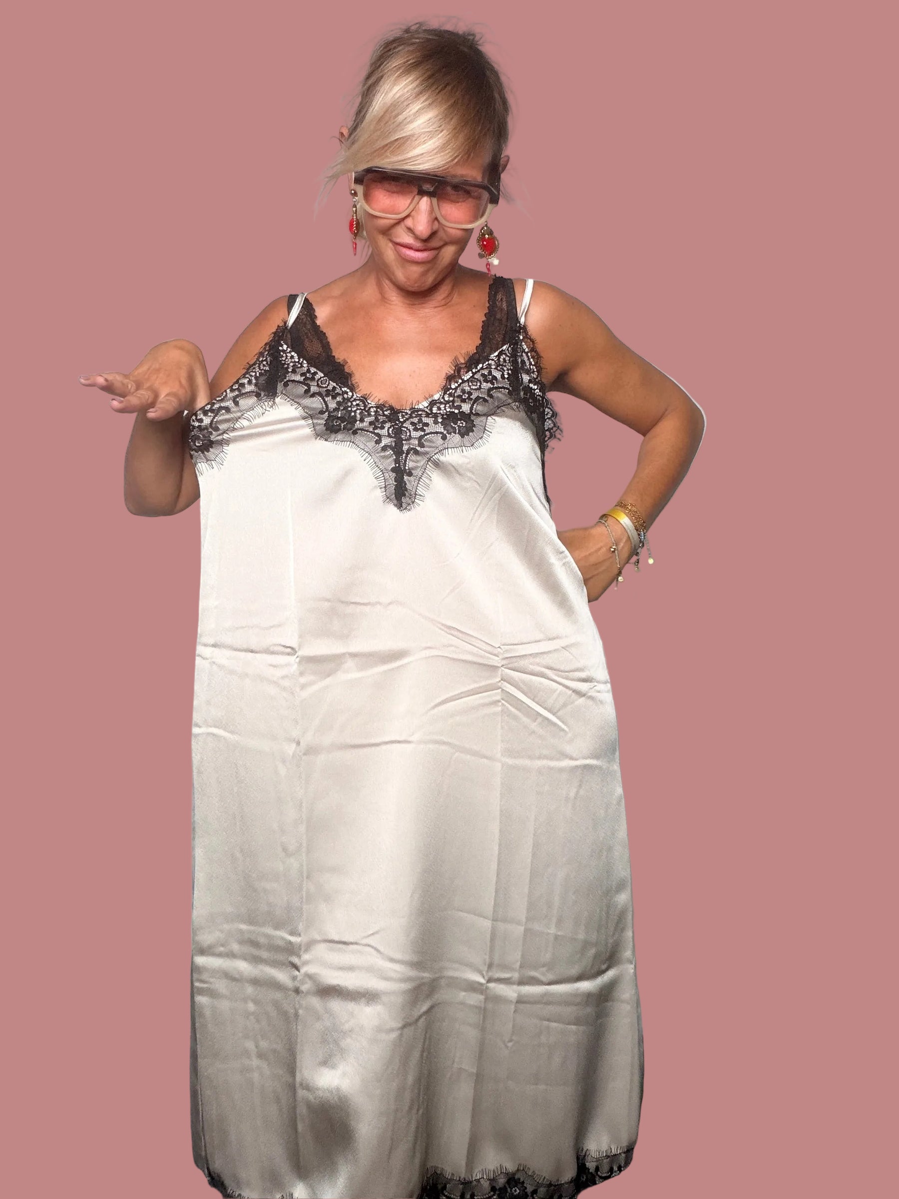 Abito sottoveste in raso con pizzo