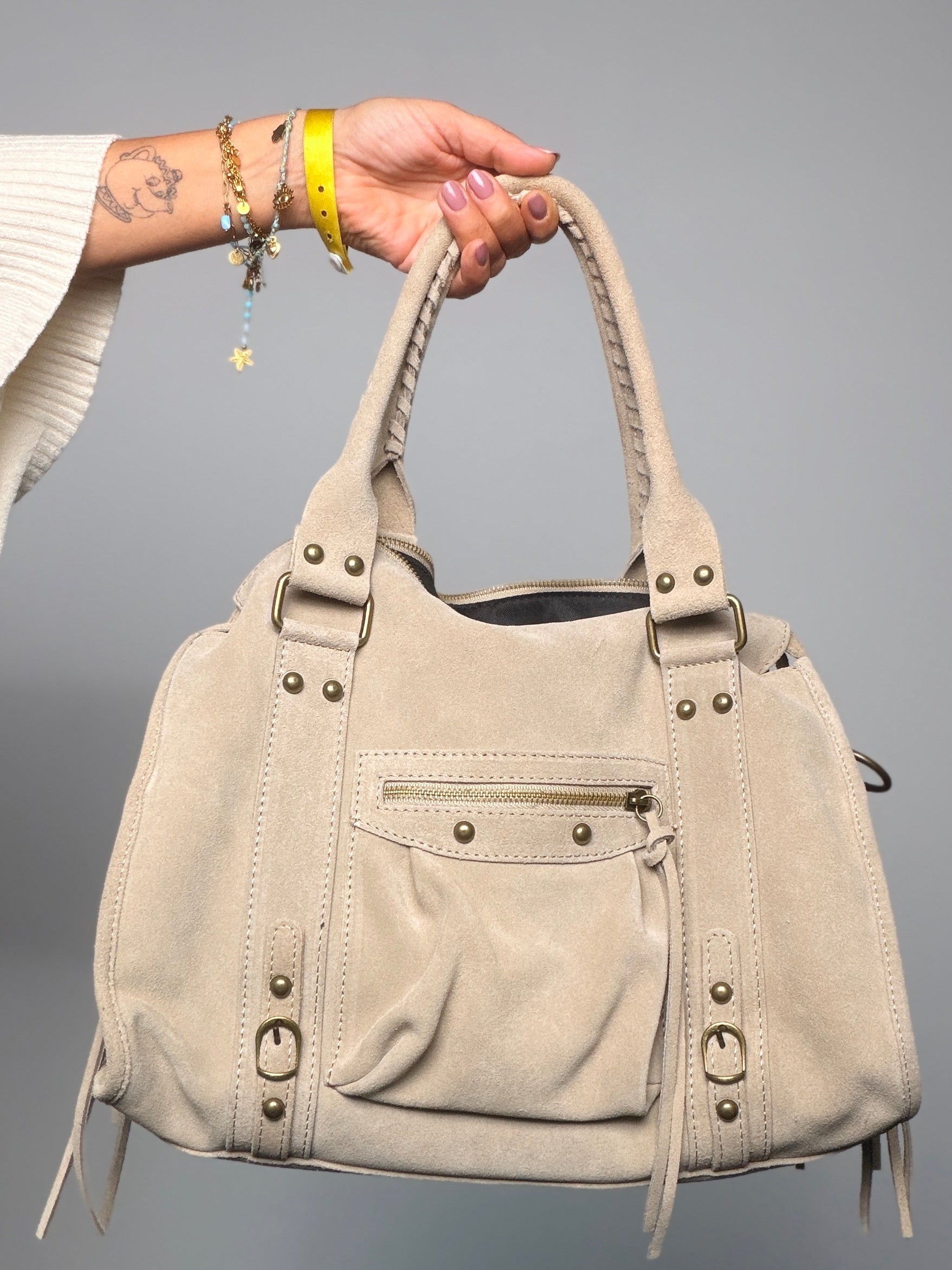 Borsa in camoscio con dettagli boho chic