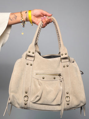 Borsa in camoscio con dettagli boho chic