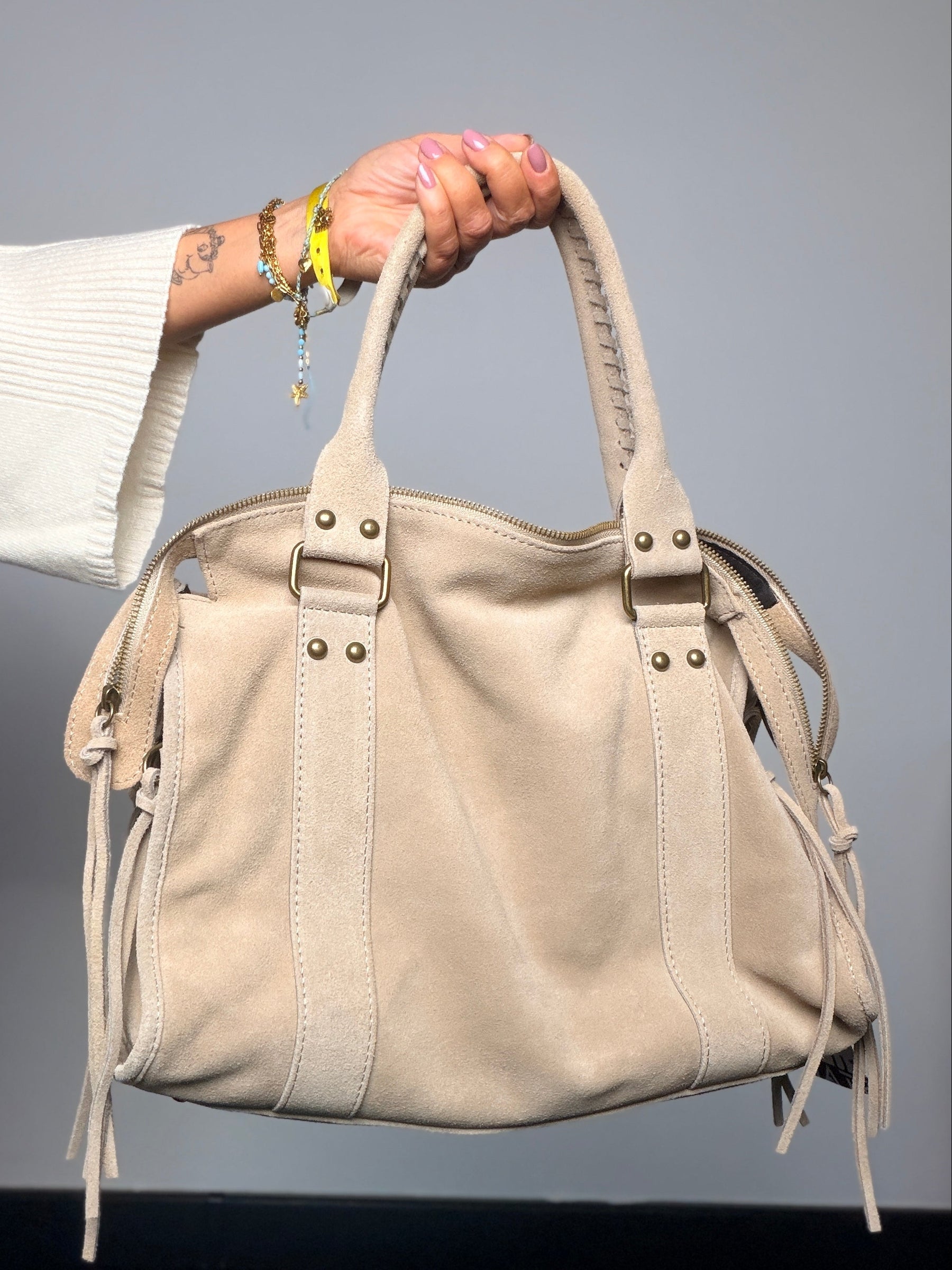 Borsa in camoscio con dettagli boho chic