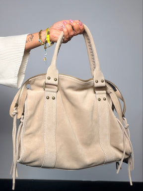 Borsa in camoscio con dettagli boho chic