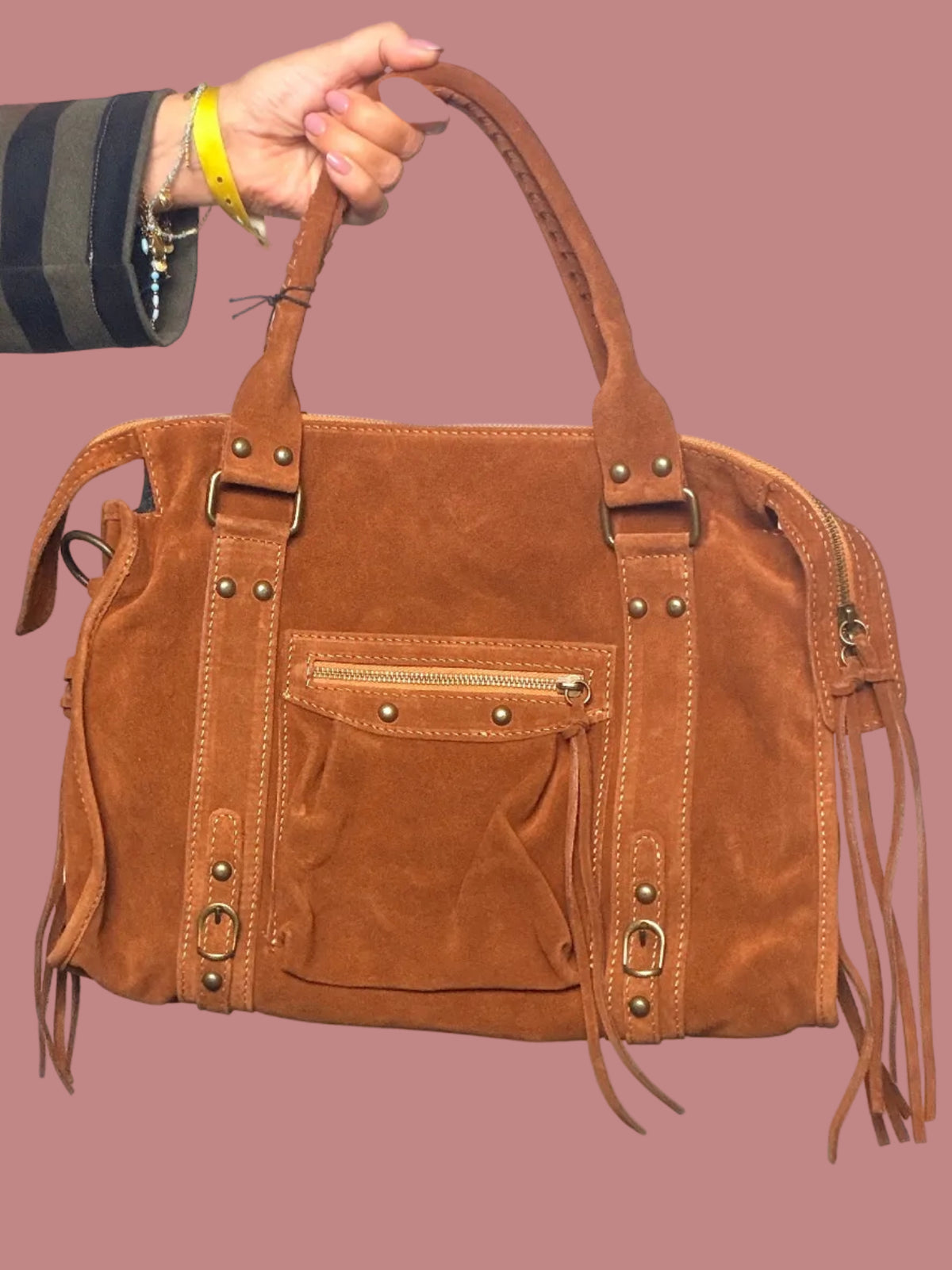 Borsa in camoscio con dettagli boho chic