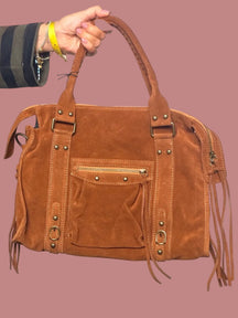 Borsa in camoscio con dettagli boho chic
