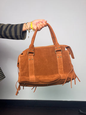 Borsa in camoscio con dettagli boho chic