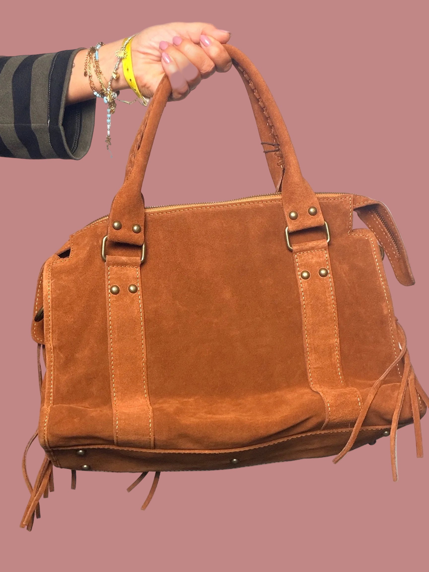 Borsa in camoscio con dettagli boho chic