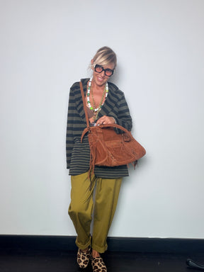 Borsa in camoscio con dettagli boho chic