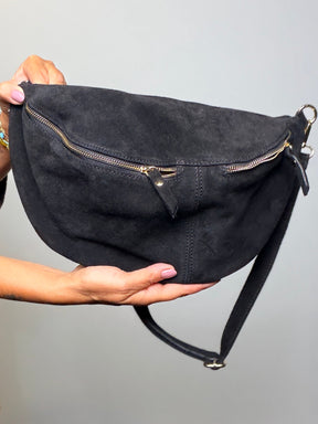 Borsa marsupio Susy Star color cognac indossata a tracolla