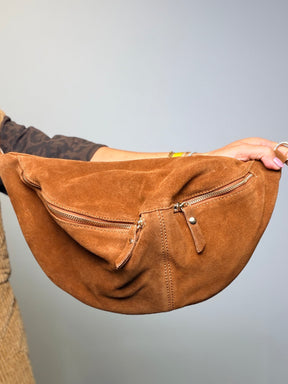 Borsa marsupio Susy Star nera indossata a tracolla