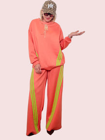 Tuta comfy-chic con bande fluo