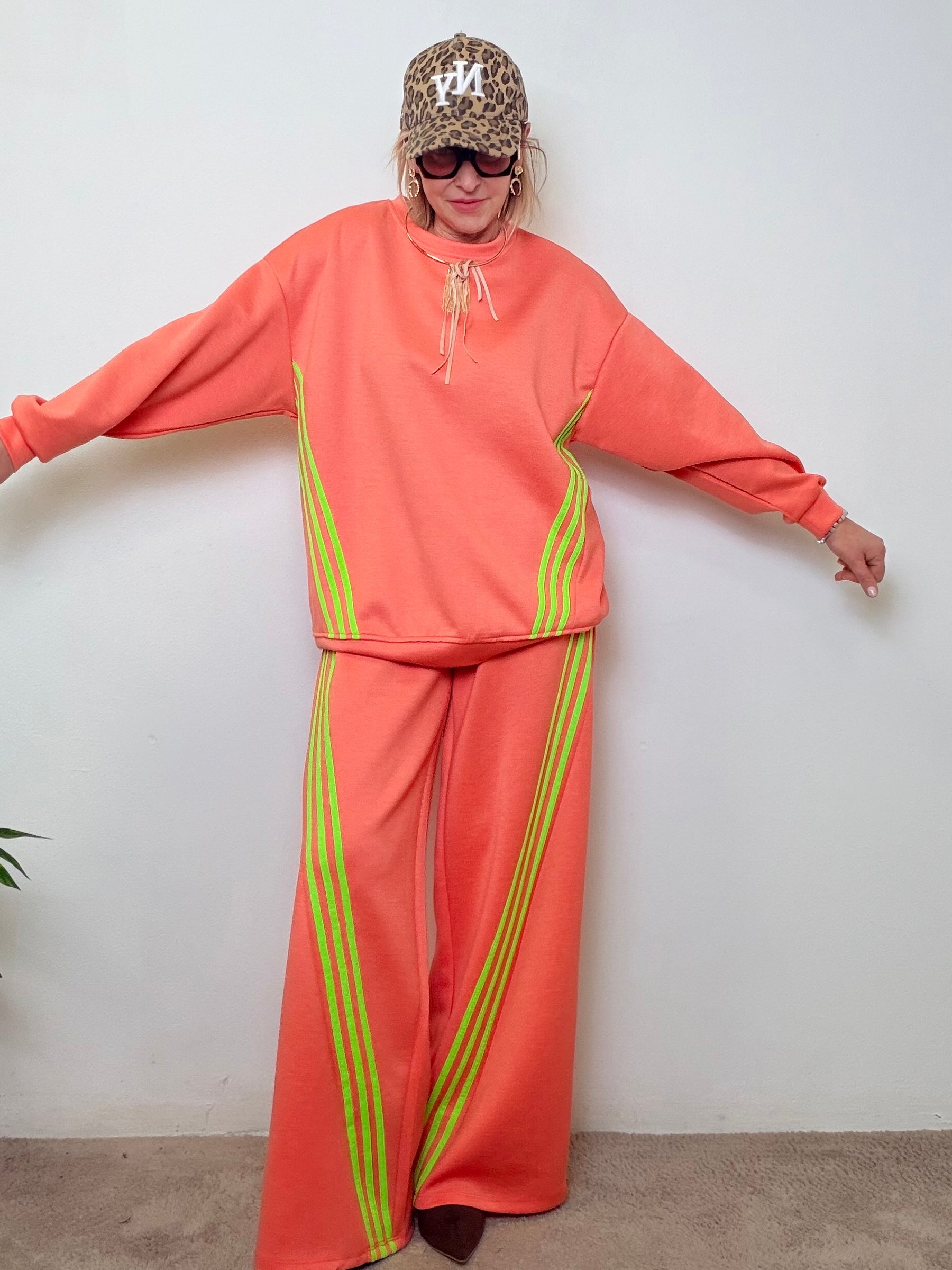 Tuta comfy-chic con bande fluo