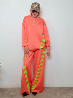 Tuta comfy-chic con bande fluo
