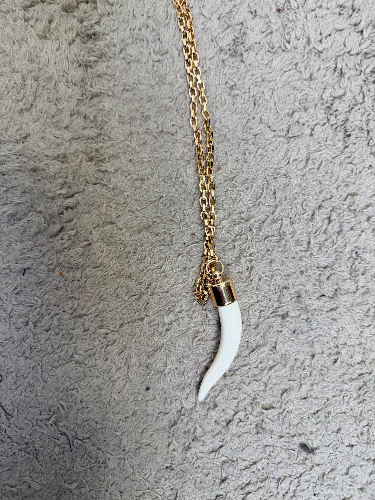 Collana gold con corno portafortuna e nappina