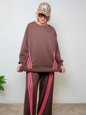 Tuta comfy-chic con bande fluo