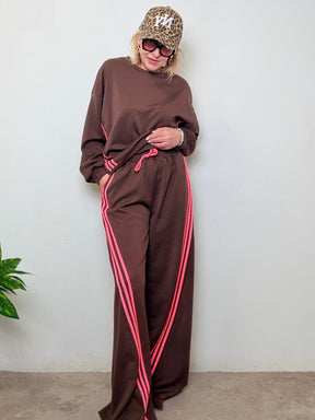 Tuta comfy-chic con bande fluo