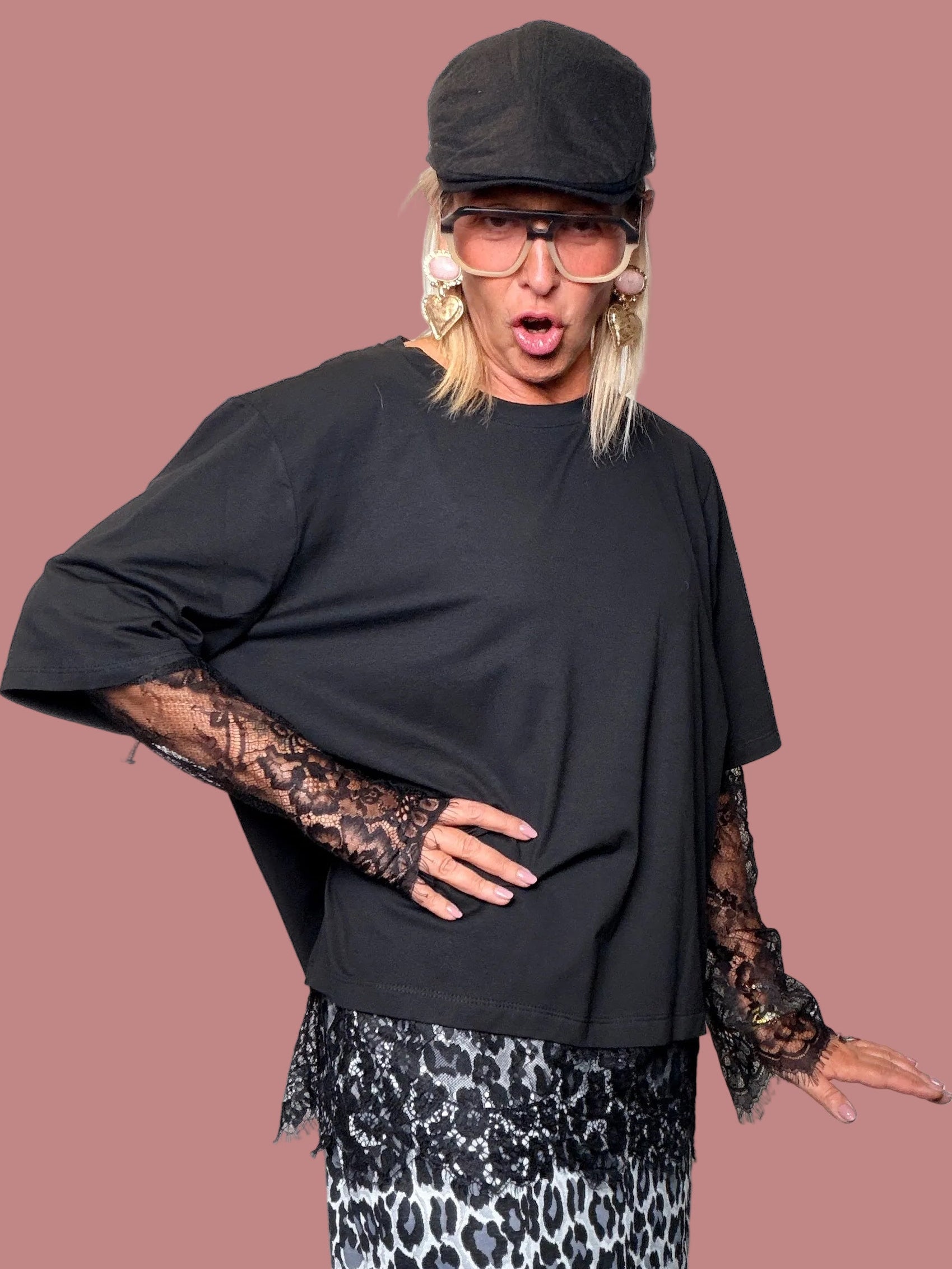 T-shirt nera con maniche in pizzo