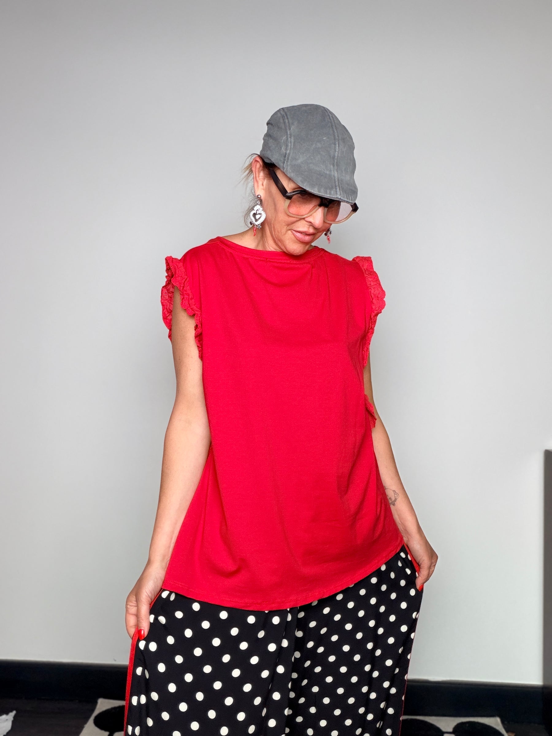 T-Shirt Oversize a Trapezio con Balze in Sangallo