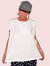 T-Shirt Oversize a Trapezio con Balze in Sangallo