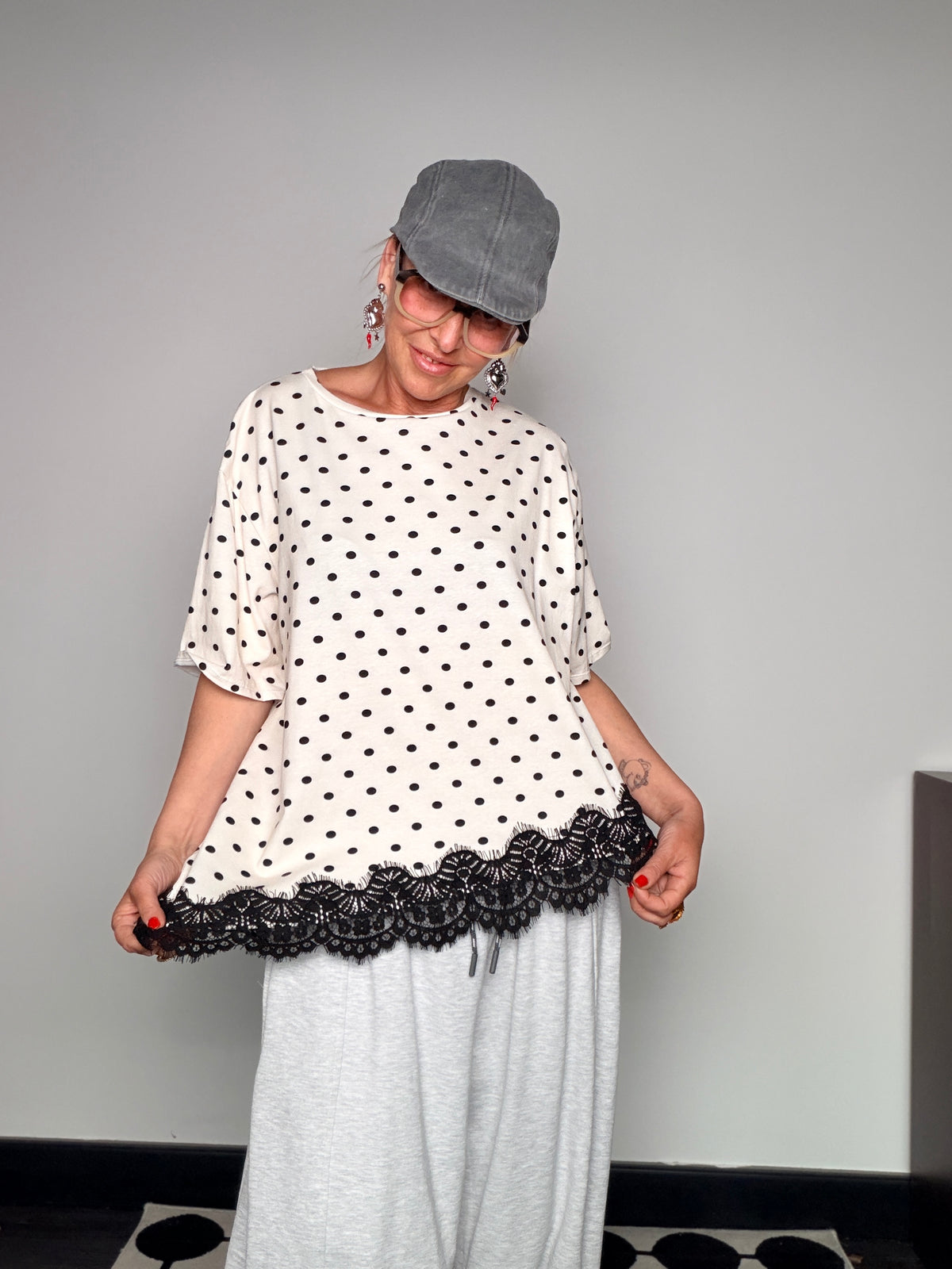 T-Shirt Oversize a Pois con Balza in Pizzo Nero