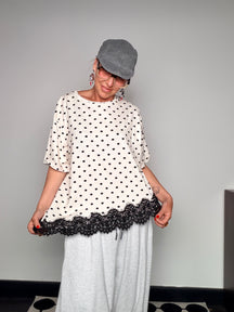 T-Shirt Oversize a Pois con Balza in Pizzo Nero