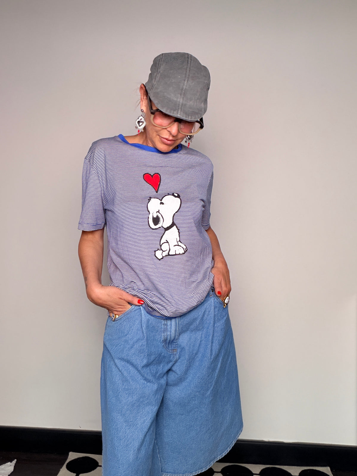 T-Shirt Oversize Snoopy a Righe con Collo a Contrasto